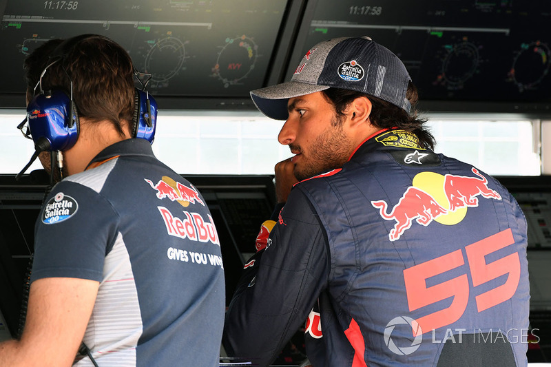 Carlos Sainz Jr., Scuderia Toro Rosso on the pit wall gantry