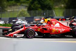 Kimi Raikkonen, Ferrari SF70H, Daniel Ricciardo, Red Bull Racing RB13