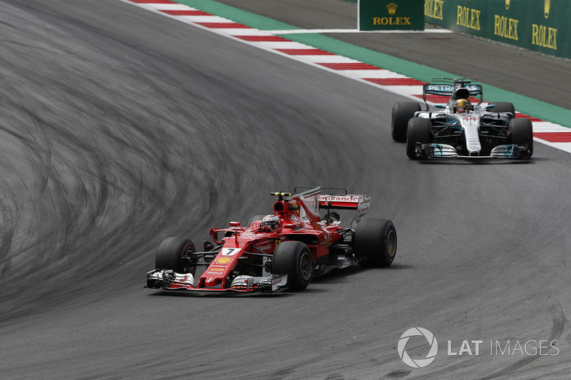 Kimi Raikkonen, Ferrari SF70H, Lewis Hamilton, Mercedes AMG F1 W08