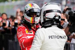 Sebastian Vettel, Ferrari, fête le vainqueur Valtteri Bottas, Mercedes AMG F1, dans le Parc Fermé