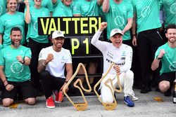 Racewinnaar Valtteri Bottas, Mercedes AMG F1 viert feest, Lewis Hamilton, Mercedes AMG F1, the team