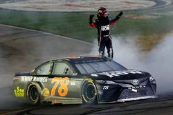 El ganador, Martin Truex Jr., Furniture Row Racing Toyota