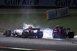 Lance Stroll, Williams FW40, collides with Carlos Sainz Jr., Scuderia Toro Rosso STR12