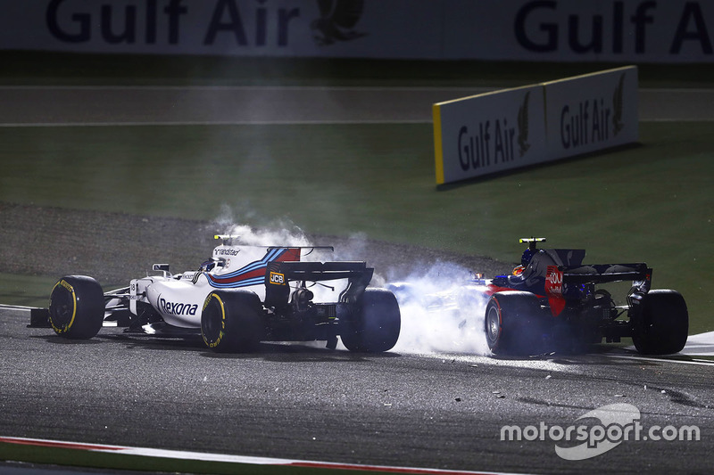 Lance Stroll, Williams FW40, collides with Carlos Sainz Jr., Scuderia Toro Rosso STR12