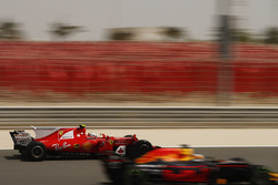 Daniel Ricciardo, Red Bull Racing RB13, leads Sebastian Vettel, Ferrari SF70H