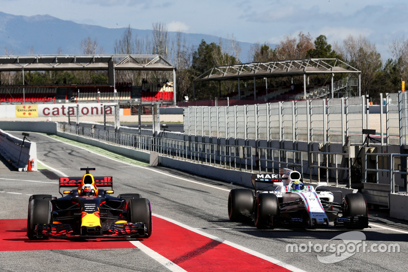 Daniel Ricciardo, Red Bull Racing RB13 y Felipe Massa, Williams FW40 en pits