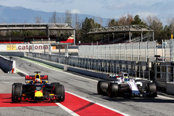 (L to R): Daniel Ricciardo, Red Bull Racing RB13 and Felipe Massa, Williams FW40 in the pits