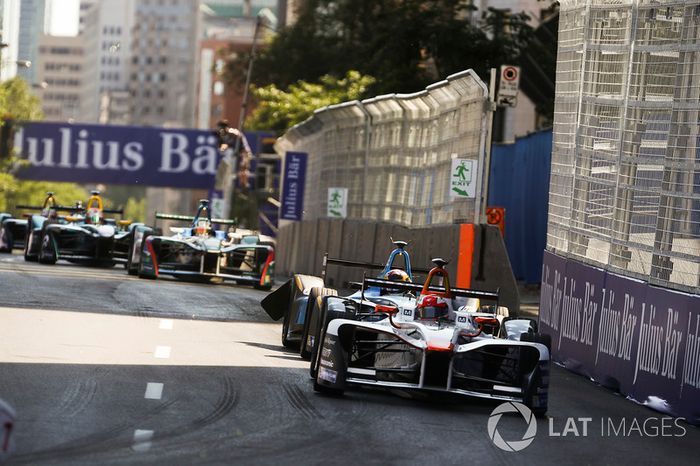 Loic Duval, Dragon Racing, lidera a Sébastien Buemi, Renault e.Dams, con us coche dañado