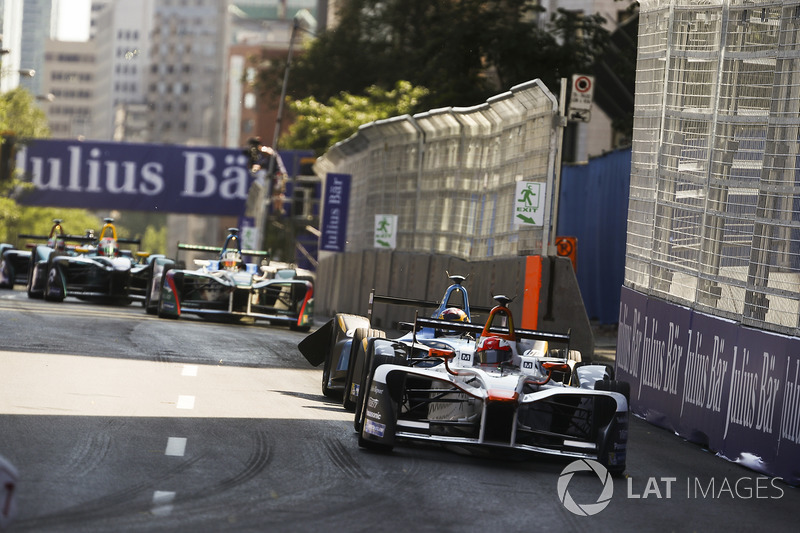 Loic Duval, Dragon Racing, lidera a Sébastien Buemi, Renault e.Dams, con us coche dañado
