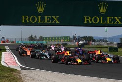 Daniel Ricciardo, Red Bull Racing RB13 and Max Verstappen, Red Bull Racing RB13 at the start of the race