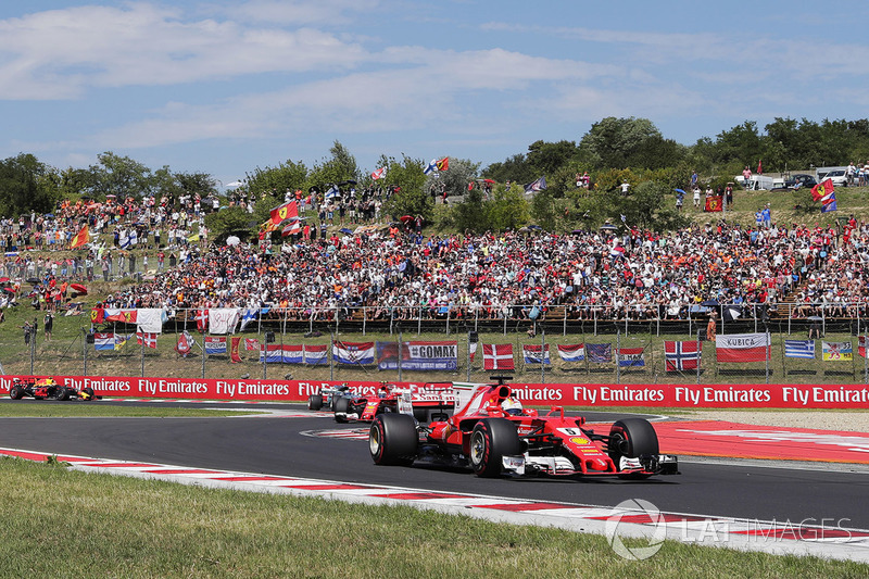 Sebastian Vettel, Ferrari SF70H, voor Kimi Raikkonen, Ferrari SF70H,