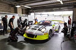 #911 Walkinshaw GT3, Porsche 911 GT3 R: Earl Bamber, Kevin Estre, Laurens Vanthoor, getting repaired