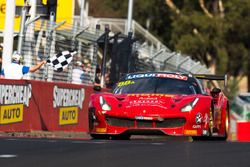 I vincitori della gara #88 Maranello Motorsport, Ferrari 488 GT3: Toni Vilander, Craig Lowndes, Jamie Wincup