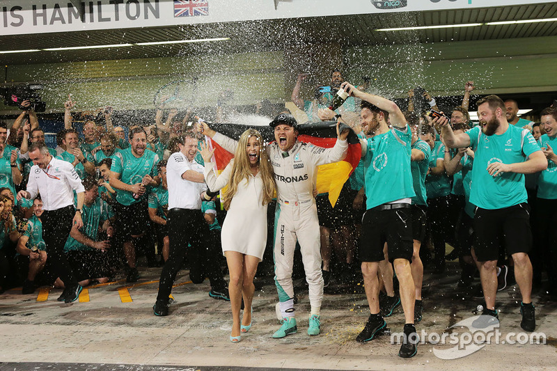 Nico Rosberg, Mercedes AMG F1 celebrates his World Championship with wife Vivian Rosberg and the team