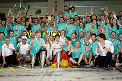 Nico Rosberg, Mercedes AMG F1 celebrates his World Championship with his wife Vivian Rosberg and the team