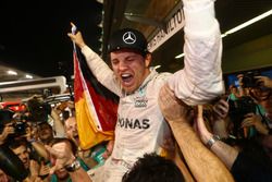 Nico Rosberg, Mercedes AMG Petronas F1 celebra ganando el Campeonato del mundo con sus amigos y equi