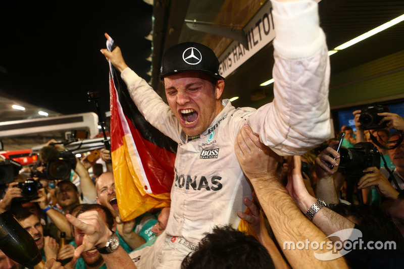 Nico Rosberg, Mercedes AMG Petronas F1 celebra ganando el Campeonato del mundo con sus amigos y equi