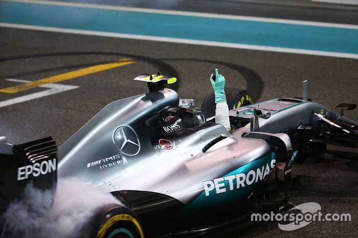 Segundo lugar a Nico Rosberg de Mercedes AMG F1 W07 celebra su campeonato del mundo al final de la carrera