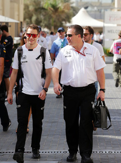 Stoffel Vandoorne, pilote d'essais et de réserve de McLaren avec Zak Brown, Directeur exécutif de McLaren
