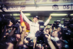 Nico Rosberg, Mercedes AMG F1, 2016 World Championship Victory Behind-the-Scenes