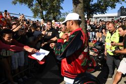 Lewis Hamilton, Mercedes AMG F1 signe des autographes pour les fans