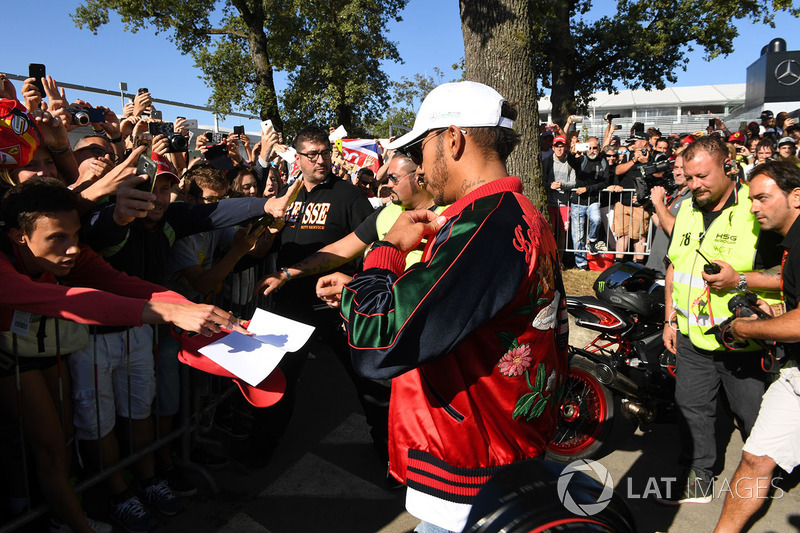 Lewis Hamilton, Mercedes AMG F1 signs autographs for the fans