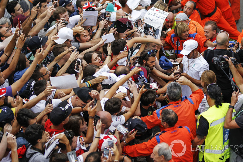 Lewis Hamilton, Mercedes AMG F1 signs autographs for the fans