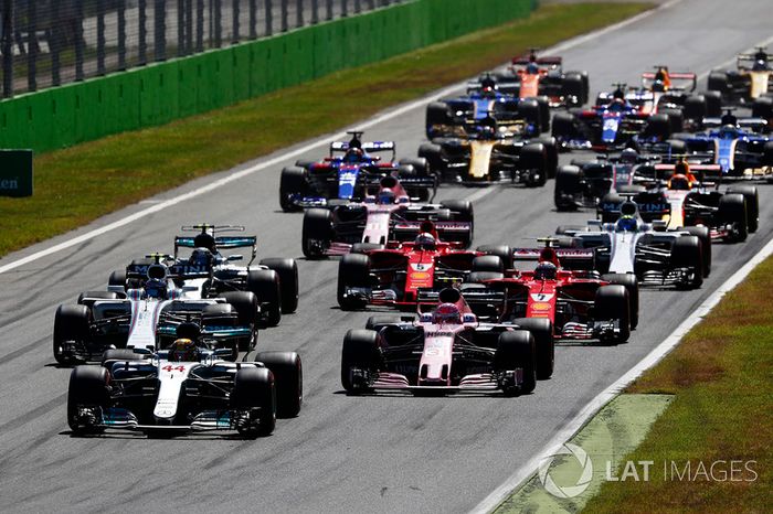 Lewis Hamilton, Mercedes AMG F1 W08, Esteban Ocon, Sahara Force India F1 VJM10, al inicio