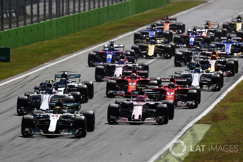Lewis Hamilton, Mercedes AMG F1 W08, Esteban Ocon, Sahara Force India F1 VJM10, selepas start