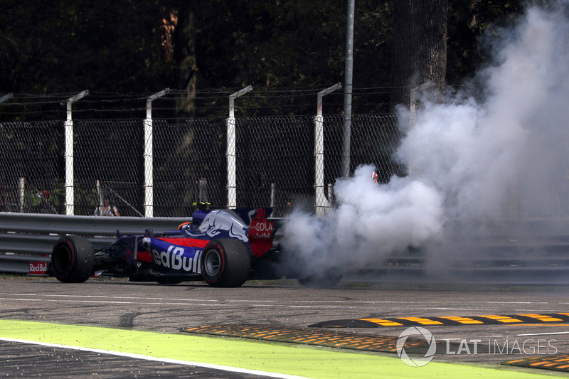 Carlos Sainz Jr., Scuderia Toro Rosso STR12 stops on track