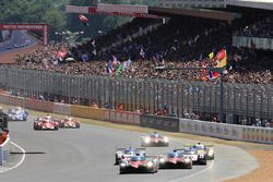 Start: #7 Toyota Gazoo Racing Toyota TS050 Hybrid: Mike Conway, Kamui Kobayashi, Stéphane Sarrazin l