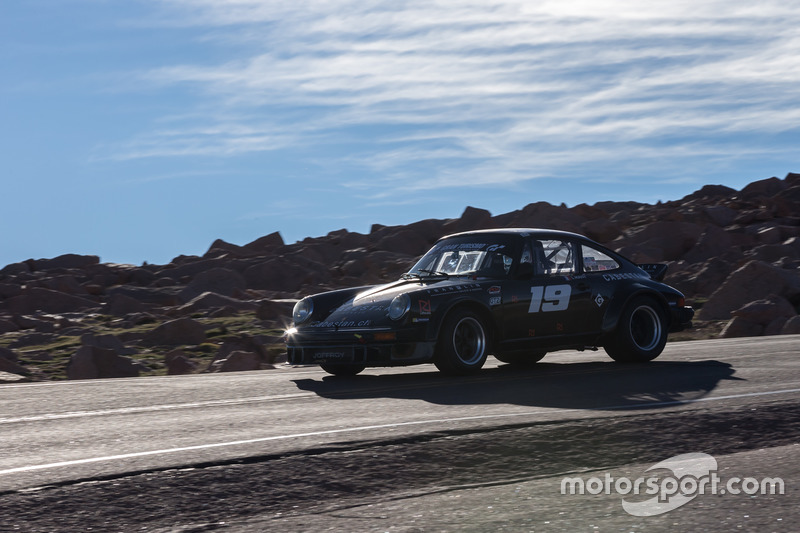 #19 Porsche 911 SC 3.0l Gr4: Laure Many