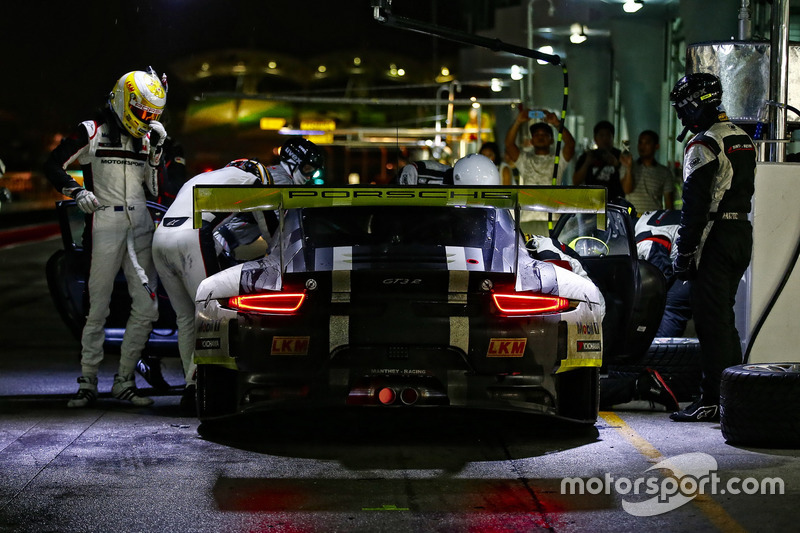 Pit stop, #911 Manthey Racing Porsche 911 GT3 R: Earl Bamber, Nick Tandy, Patrick Pilet