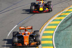 Stoffel Vandoorne, McLaren MCL32, devant Daniel Ricciardo, Red Bull Racing RB13