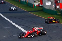 Kimi Raikkonen, Ferrari SF70H, Max Verstappen, Red Bull Racing RB13 y Felipe Massa, Williams FW40