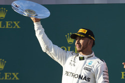 Lewis Hamilton, Mercedes AMG, 2° classificato, con il trofeo