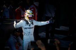 Lewis Hamilton, Mercedes AMG, deuxième, fête son podium dans le Parc Fermé
