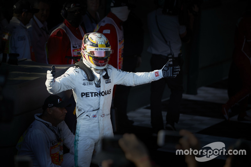 Lewis Hamilton, Mercedes AMG, 2° classificato, festeggia nel Parco Chiuso