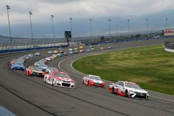 Denny Hamlin, Joe Gibbs Racing Toyota and Kyle Larson, Chip Ganassi Racing Chevrolet green flag start