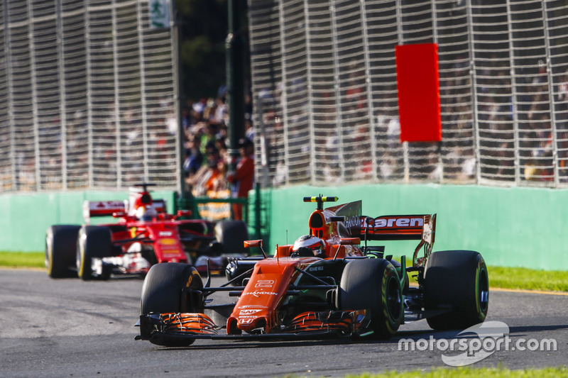 Stoffel Vandoorne, McLaren MCL32 y Sebastian Vettel, Ferrari SF70H