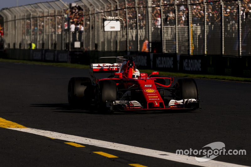 Sebastian Vettel, Ferrari SF70H, se lleva la bandera a cuadros