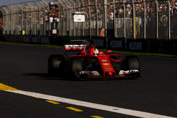Sebastian Vettel, Ferrari SF70H, prende la bandiera a scacchi e la vittoria