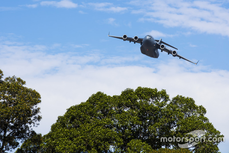 Un C-17A Globemaster III della RAAF vola sopra la folla