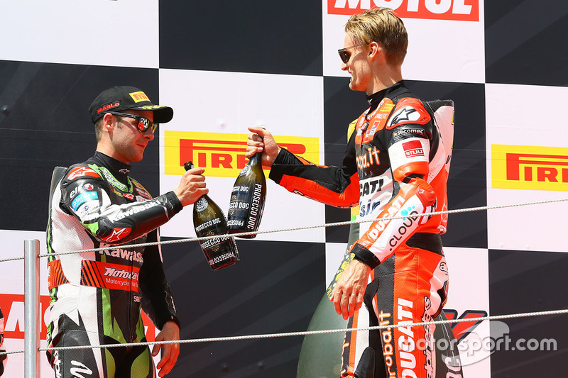 Podio: ganador de la carrera Chaz Davies, Ducati Team, segundo Jonathan Rea, Kawasaki Racing, y tercero Marco Melandri, Ducati Team