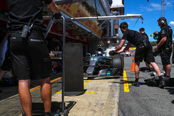 Valtteri Bottas, Mercedes-Benz F1 W08 makes a practice pitstop