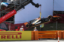 The car of Fernando Alonso, McLaren MCL32 is recovered in FP1