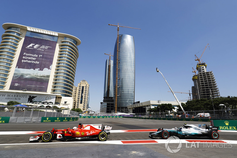 Sebastian Vettel, Ferrari SF70H, Valtteri Bottas, Mercedes AMG F1 W08