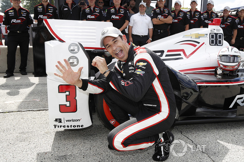 Ganador de la pole Helio Castroneves, Team Penske Chevrolet celebra su pole position número 50