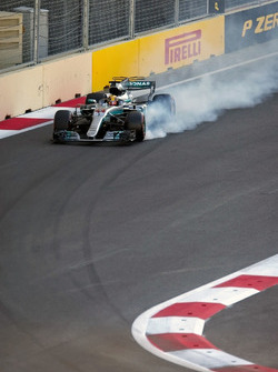 Lewis Hamilton, Mercedes AMG F1 F1 W08 bloque une roue