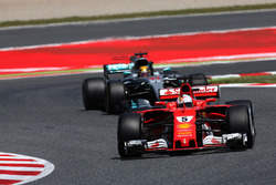 Sebastian Vettel, Ferrari SF70H, Lewis Hamilton, Mercedes AMG F1 W08